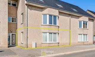<strong>IDEALIS VASTGOED – INSTAPKLAAR GELIJKVLOERS APPARTEMENT MET LICHTRIJKE LEEFRUIMTE,  RUIME OPEN KEUKEN, BADKAMER, SLAAPKAMER EN AUTOSTAANPLAATS OP EEN GUNSTIGE LOCATIE NABIJ HET CENTRUM VAN PELT!<br /><br />LIGGING: </strong><br />Dit gelijkvloers appartement bevindt zich vlak bij het centrum van (Neer)pelt. Het treinstation, bushaltes, winkels en scholen zijn allen bereikbaar vanop wandelafstand.<br /><br /><strong>INDELING: </strong>– inkomhal/nachthal – woonkamer met open ruime keuken voorzien van alle apparatuur – toilet – technische ruimte – slaapkamer – badkamer – aparte bergruimte –<br /><br /><strong>TUIN:</strong> – gezellige gemeenschappelijke tuin met terras, voorzien van groen –<br /><br /><strong>AUTOSTAANPLAATS: </strong> – privatieve autostaanplaats – bereikbaar via gemeenschappelijke toegang –<br /><br /><strong>BIJZONDERHEDEN:</strong><br />- Bouwjaar 2001<br />- Goede locatie!!<br />- Instapklaar<br />- Kleinschalige residentie<br />- Verwarming op gas<br />- Privatieve autostaanplaats<br />- Gemeenschappelijke tuin<br /><br /><strong>Stedenbouwkundige Inlichtingen:</strong><br />Bouwvergunning - Woongebied - Geen dagvaarding - Voorkooprecht – Geen verkavelingsvergunning<br /><br /><strong>EPC: 166 </strong>kWh/m² met certificaatnummer: 20251114-0003733626-RES-1<br /><br /><strong>O-peil:</strong> Niet overstromingsgevoelig gebied<br />P-score: C<br />G-score: C<br /><br /><strong>Benieuwd naar dit knappe appartement? Ons IDEALIS Team geeft U met plezier en steeds vrijblijvend de nodige informatie via e-mail , ter plaatse of op onze kantoren in Peer en Pelt.<br />Wenst U advies omtrent uw eigen woning? Graag plannen wij vrijblijvend met U een afspraak in om onze expertise met U te delen, steeds tot Uw dienst!!<br />Neem contact op met IDEALIS VASTGOED op 011/515 565 of mail naar info@idealisvastgoed.be!</strong><br /> 
