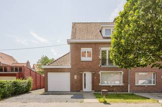 Welkom in oudstrijderslaan 1, Aalbeke!<br /><br />Bezoekdagen:<strong> vrijdag 17/07</strong> en/of <strong>zaterdag 18/07</strong><br /><br />Deze <strong>instapklare halfopen gezinswoning</strong> combineert comfort, ruimte en een uitstekende ligging. Dankzij een <strong>recente renovatie</strong> is de woning perfect klaar voor haar nieuwe bewoners.<br /><br />Via de <strong>inkomhal </strong>bereikt u de kelder en de <strong>ruime</strong>, <strong>open leefruimte</strong>. Aan de achterzijde bevindt zich de <strong>volledig uitgeruste keuken</strong>, met directe toegang tot de eerste garage. Via de gang richting tuin passeert u een <strong>apart toilet </strong>en stapt u rechtstreeks op het <strong>terras</strong>.<br /><br />Op de <strong>eerste verdieping </strong>vindt u een <strong>badkamer </strong>met douche, lavabo en toilet, alsook <strong>twee ruime slaapkamers</strong>. Een vaste trap leidt u naar de <strong>zolderverdieping</strong>, waar nog eens <strong>twee extra slaapkamers </strong>op u wachten, ideaal voor een groeiend gezin of thuiskantoor.<br /><br />De <strong>zuidwestgerichte tuin</strong><strong> </strong>met terras geniet de hele dag van de zon. De <strong>vrijstaande garage </strong>biedt extra comfort en ruime opbergruimte. Via een <strong>doorgang langs de zijkant </strong>is de tuin bovendien vlot bereikbaar.<br /><br />Geïnteresseerd? Maak uw afspraak via:<br /><strong>Simon</strong>: 0471 547 642 — simon@dekeyser.immo<br /><strong>Yorben</strong>: 0468 188 061 — yorben@dekeyser.immo