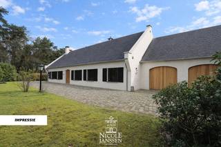 Deze gelijkvloerse charmante woning biedt zeer veel mogelijkheden voor wie op zoek is naar een woning met eventueel praktijk aan huis. Ook als ruim gezinspand met dubbele inpandige garage, grote kelder en zeer veel privacy is dit ideaal! <br />Dit praktisch ingedeeld huis geniet een mooie uitstraling en heeft ruime kamers met nog veel extra uitbreidingsmogelijkheden op de verdieping. <br />Dit karaktervolle pand ligt op een groot perceel te bereiken via een mooie oprijlaan. De gunstige en vlot bereikbare locatie tegen groen maar ook vlakbij autostrade, ZOL en centrum Genk zijn ideaal voor wie gemak wil combineren met luxueus en vrij wonen. <br />Kortom, een eigendom met karakter en potentieel, klaar om verder naar jouw wensen ingevuld te worden!!<br /><br />=> Gelijkvloers<br />- Royale inkomhal met toegang naar leefruimte en keuken<br />- Eveneens toegang tot de nachtgang vanuit de centrale inkomhal<br />- Ruime woonkamer met inbouwhaard in sierschouw<br />- Rechtstreeks toegang tot het terras aan de achterzijde<br />- Aparte keuken voorzien van alle comfort<br />- Vaste eettafel in de keuken<br />- Rechtstreekse deur naar tuin vanuit de keuken<br />- Gang met gastentoilet met fonteintje en vaste trap naar de verdieping<br />- Twee ruime slaapkamers<br />- Twee kleinere slaapkamers<br />- Bureelruimte, direct naast de inkomhal<br />- Volledig betegelde badkamer met ligbad, douche en wastafel<br /><br />=> Kelder en zolder<br />- De woning is volledig onderkelderd en te bereiken enerzijds via de keuken en anderzijds via de grote inpandige garage<br />- De verdieping van de woning is via een vaste trap te bereiken en biedt nog veel uitbreidingsmogelijkheden<br />- Volwaardig te benutten etage met grote ruimtes<br /><br />=>Tuin<br />- Zeer royaal perceel van ca. 1ha ideaal voor het houden van paarden of diertjes<br />- Woning te bereiken via eigen oprijlaan<br />- Mooi terras aan de achterzijde met maximale privacy in natuurlijke omgeving om in alle rust te genieten<br />- De tuin rondom de woning kan nog aangelegd worden naar eigen wens en loopt naadloos over in nog meer groen en bos<br /><br />=> Indeling<br />- Gelijkvloers: inkomhal, gastentoilet, woonkamer, keuken, bureel, twee grote slaapkamers, twee kleinere slaapkamers, badkamer, dubbele inpandige garage<br />- Verdieping/zolder: te bereiken via een vaste trap en in te richten tot extra kamers<br />- Kelder - volledig onderkelderd: CV- ruimte, voorraadkelder, diverse opbergruimtes