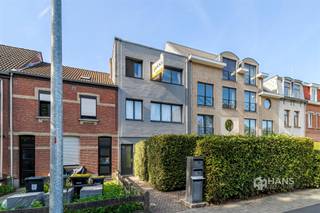 <p><span>Instapklaar appartement (87 m²) met 2 slaapkamers in Kapellen.</span></p><p><span> </span></p><p><span>De ligging nabij het dorpscentrum van Kapellen zorgt voor een vlotte bereikbaarheid en uitstekende verbindingen. Het openbaar vervoer is goed vertegenwoordigd en het station van Kapellen bereik je gemakkelijk te voet of met de fiets. Bovendien profiteer je van een snelle aansluiting op de A12. In de nabije omgeving vind je ook heel wat winkels en gezellige horecazaken, zodat je alles binnen handbereik hebt.</span></p><p><span> </span></p><p><span>Het appartement bevindt zich op de tweede verdieping van een kleinschalig gebouw van 2 hoog, waarvan het dak geïsoleerd is. De elektriciteit is conform.</span></p><p><span> </span></p><p><span>Binnenin geniet je van een praktische indeling. Achteraan bevindt zich de woonkamer (37 m²) met aansluitend de aparte keuken (5 m²) met basisuitrusting en aparte berging. Vooraan bevinden zich de twee slaapkamers (8 m² en 14 m²). Verder beschikt het appartement nog over een badkamer (7 m²) met douche in bad , lavabomeubel en toilet.</span></p><p><span> </span></p><p><span>Ben je op zoek naar een betaalbaar appartement op een goede locatie? Mis deze kans niet!</span></p><p><span> </span></p><p><span>Bewoonbare opp.87m² ref.: bruto vloeropp. Voor meer info of een gratis schatting surf naar </span><span><span>www.hansimmo.be</span></span></p><p><span> </span></p><p><span> </span></p>