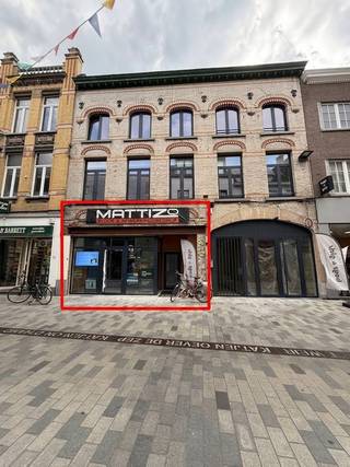 Dit commercieel gelijkvloers (ca. 101 m²) is uitstekend gelegen in de Kattestraat, vlakbij tal van bekende en drukbezochte handelszaken zoals Fnac, HEMA, Flying Tiger, Friends en nog vele andere winkels en horecazaken. Het pand werd door de eigenaars volledig vernieuwd en wordt momenteel nog verder afgewerkt met het oog op optimaal modern comfort en een kwalitatieve uitstraling. Zo wordt het pand nog voorzien van onder meer nieuwe vloeren, plafondtegels, airconditioning, een warmtepomp en andere hedendaagse technieken. Dankzij de centrale ligging en de moderne afwerking biedt dit handelspand een uitstekende opportuniteit voor diverse commerciële activiteiten. De maandelijkse huurprijs bedraagt € 2.200, waarbij de onroerende voorheffing ten laste van de huurder is. Een bijzonder interessante locatie voor ondernemers die op zoek zijn naar een modern en kwalitatief handelspand op een centrale en commercieel aantrekkelijke ligging. Bergruimte en terras aanwezig. Beschikbaar: korte termijn. EPC LABEL A. 