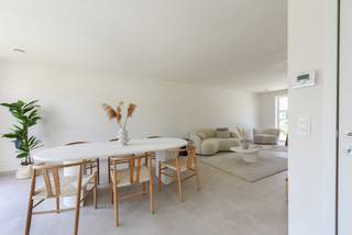 Deze instapklare nieuwbouwwoning is gelegen in een nieuw woonproject in het centrum van Beveren-Leie, meer bepaald op de site Vanmarcke tussen de Sint-Jansstraat en de Grote en Kleine Heerweg. Rustig gelegen en voldoende groene ruimte aanwezig. Goede mobiliteit met winkels, scholen en ontspanningsmogelijkheden vlakbij.<br /><br />Deze woning (lot 30) is een halfopen woning die volledig afgewerkt aangeboden wordt. <strong>De keuken mag je zelf nog kiezen!</strong> <br />Gelijkvloers : inkom, wc, ruime living, open keuken met eiland, berging.<br />1ste verdiep : 1 grote slaapkamers voor de ouders, 2 kinderkamers, aparte wc, badkamer ingericht met ruime inloopdouche en badkamermeubel met dubbele lavabo, technische ruimte.<br /><br />🏡 Grote tuin met goeie oriëntatie die tevens toegankelijk is via de achterkant. <br />🚗 Parkeerplaats inbegrepen.<br />✅ Bespaar fors op je energiefactuur, dankzij het doorgedreven isolatiepakket, warmtepomp met vloerverwarming, ventilatiesysteem D en zonnepanelen.<br /><strong>Bovendien geniet je van een vrijstelling van onroerende voorheffing gedurende 5 jaar! </strong><br /><br />Bij Durabrik ben je zeker van een vaste prijs. Geen budgettaire verrassingen dus bij de aankoop. <br /><br />📱09 280 60 60<br />📧 info@durabrik.be<br />Prijs excl. btw en kosten.<br /><br />*afbeeldingen en oppervlaktes zijn indicatief