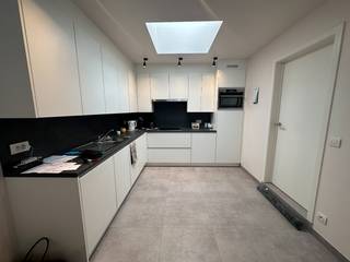 Centraal gelegen, volledig vernieuwde woning in het Centrum van Zarren.<br /><br />De woning bestaat uit:<br />Gelijkvloers: inkomhal - apart toilet - ruime lichtrijke leefruimte met open, ingerichte keuken - garage met automatische sectionaalpoort - kelderberging.<br />Verdieping: nachthal - 3 ruime slaapkamers - badkamer met badkamer, wastafel en toilet - groot zonneterras.<br />Grote zolder<br /><br />Centrale verwarming op aardgas - radiatoren<br /><br />Vrij vanaf 15/5/2026