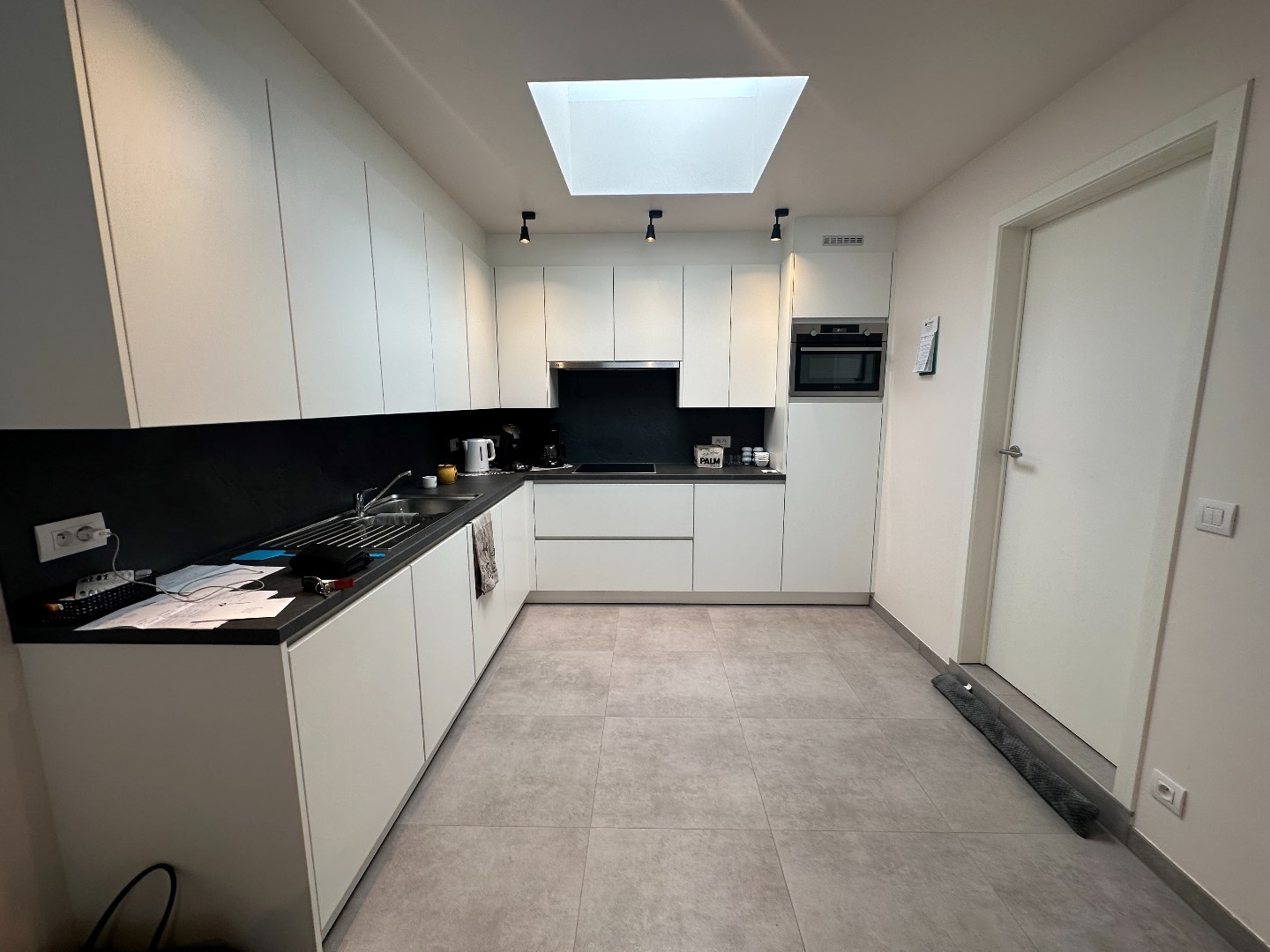 Verrassend ruime woning met 3 ruime slaapkamers en garage - foto 2