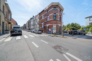 In het hart van Jette, op de hoek van de Stanislas Legrellestraat en de Wemmelsesteenweg, ligt een charmante huisje met alles wat u nodig heeft...