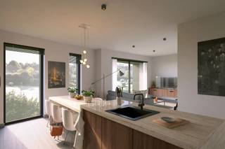 Residentie Sutto is een gloednieuw en kleinschalig woonproject in Zottegem. Het project telt 12 stijlvolle appartementen met één of twee slaapkamers, telkens voorzien van een privatief terras of een aangename tuin. Dankzij de zuidwestgerichte leefruimtes geniet u van overvloedig natuurlijk licht en een aangenaam wooncomfort, terwijl de slaapkamers bewust aan de rustige noordzijde werden ingepland. De doordachte indeling en de kwalitatieve afwerking maken van elk appartement een duurzame en toekomstgerichte woonst.
De ligging combineert het beste van de stad met de charme van de Vlaamse Ardennen. Op wandelafstand bevinden zich het station, winkels, scholen en het ziekenhuis, terwijl het gezellige stadscentrum en het groene Domein Breivelde op slechts enkele minuten liggen. Bovendien beschikt elke koper over een private parkeerplaats op de achterliggende, groen aangelegde parking met laadpalen voor elektrische wagens.

Wie vandaag investeert in Residentie Sutto, geniet van de unieke kans om aan te kopen aan het verlaagde btw-tarief van 6%, wat een aanzienlijk financieel voordeel betekent. Dit maakt het project niet alleen interessant voor starters en doorstromers, maar ook bijzonder aantrekkelijk voor investeerders. Residentie Sutto staat garant voor een stijlvolle woonbeleving, in een hedendaags project dat rust, comfort en bereikbaarheid harmonieus samenbrengt.
