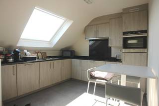 IEPERSESTRAAT 335/2.1 - ROESELARE<br /><br />Ruim duplexappartement met 3 slaapkamers, terras en garage te Roeselare<br /><br />Dit zeer ruime duplexappartement is gelegen op de tweede verdieping aan de Iepersestraat 335 in Roeselare en geniet van een vlotte bereikbaarheid langs een belangrijke invalsweg. Met de wagen bereikt u het stadscentrum in minder dan 5 minuten en de autosnelweg in ongeveer 5 à 10 minuten.<br /><br />Het appartement omvat een inkomhal met apart toilet, een zeer ruime en lichtrijke woonkamer met toegang tot het dakterras en een modern en kwaliteitsvol ingerichte keuken met natuurstenen werkblad en alle nodige inbouwtoestellen. Aansluitend bevindt zich een praktische wasplaats/berging met extra spoelbak. Verder is er een badkamer met ligbad en douchemogelijkheid en een lavabomeubel.<br /><br /><br />Op de duplexverdieping, volledig voorzien van laminaat, bevindt zich een ruime hal met toegang tot drie volwaardige slaapkamers, waarvan één bijzonder ruime kamer. Daarnaast is er een tweede badkamer uitgerust met een douche, lavabomeubel en extra toilet. Ook beschikt deze verdieping over een ruime berging.<br /><br />Het appartement is overal voorzien van vaste vliegenramen, eveneens aan het grote schuifraam dat toegang geeft tot het terras. Dankzij het aanwezige zonne-energiesysteem wordt warm water op een energiezuinige manier geproduceerd.<br />Achteraan op het terrein beschikt het appartement bovendien over een eigen garage, nummer 15, die inbegrepen is.<br /><br />Syndickosten: €40,00<br />Beschikbaar vanaf 01/12/2026.