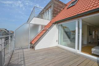Volledig gerenoveerd duplex-appartement met twee ruime terrassen, ideaal gelegen nabij het commercieel centrum en de Zeedijk.<br />Indeling:<br />Inkomhal met gastentoilet en vestiaire.<br />Volledig uitgeruste keuken voorzien van alle comfort, met toegang tot het terras aan de achterzijde. Berging met voorzieningen voor het plaatsen van een wasmachine.<br />Lichtrijke leefruimte met bureauhoek, eetgedeelte, ingebouwde kasten en een gezellig salon dat uitkomt op het terras aan de voorzijde.<br />Verdieping:<br />Masterbedroom met ingebouwde kasten en aansluitende douchekamer.<br />Tweede ruime slaapkamer met ingebouwde kasten.<br />Derde kamer met stapelbed.<br />Douchekamer en een apart toilet.