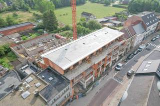 Laatste appartement te koop in project Musica! <br /><br />In het centrum van Sint-Katelijne-Waver vind je Project Musica, een duurzaam en energiezuinig nieuwbouwproject met tijdloze architectuur.<br /><br />Dit laatste appartement van 120 m² ligt op de eerste verdieping en biedt een lichtrijke leefruimte met aansluitend zuidwestterras, open keuken, berging, 3 slaapkamers, badkamer en apart toilet. Via de inkom aan de achterzijde kom je terecht onder een gemeenschappelijke luifel met zicht op het binnenplein.<br /><br />Alle woningen zijn BEN-30 gebouwd, waardoor je geniet van een 50% vrijstelling van onroerende voorheffing gedurende 5 jaar. Ondergronds zijn privatieve parkeerplaatsen, boxen en bergingen beschikbaar, naast fietsenstallingen.<br /><br />Dankzij de opsplitsing tussen grond- en constructiewaarde betaal je registratierechten op het grondaandeel en enkel BTW op de constructiewaarde.<br /><br />Ontdek dit unieke aanbod en plan vandaag nog je afspraak met onze nieuwbouwspecialist via onze website.