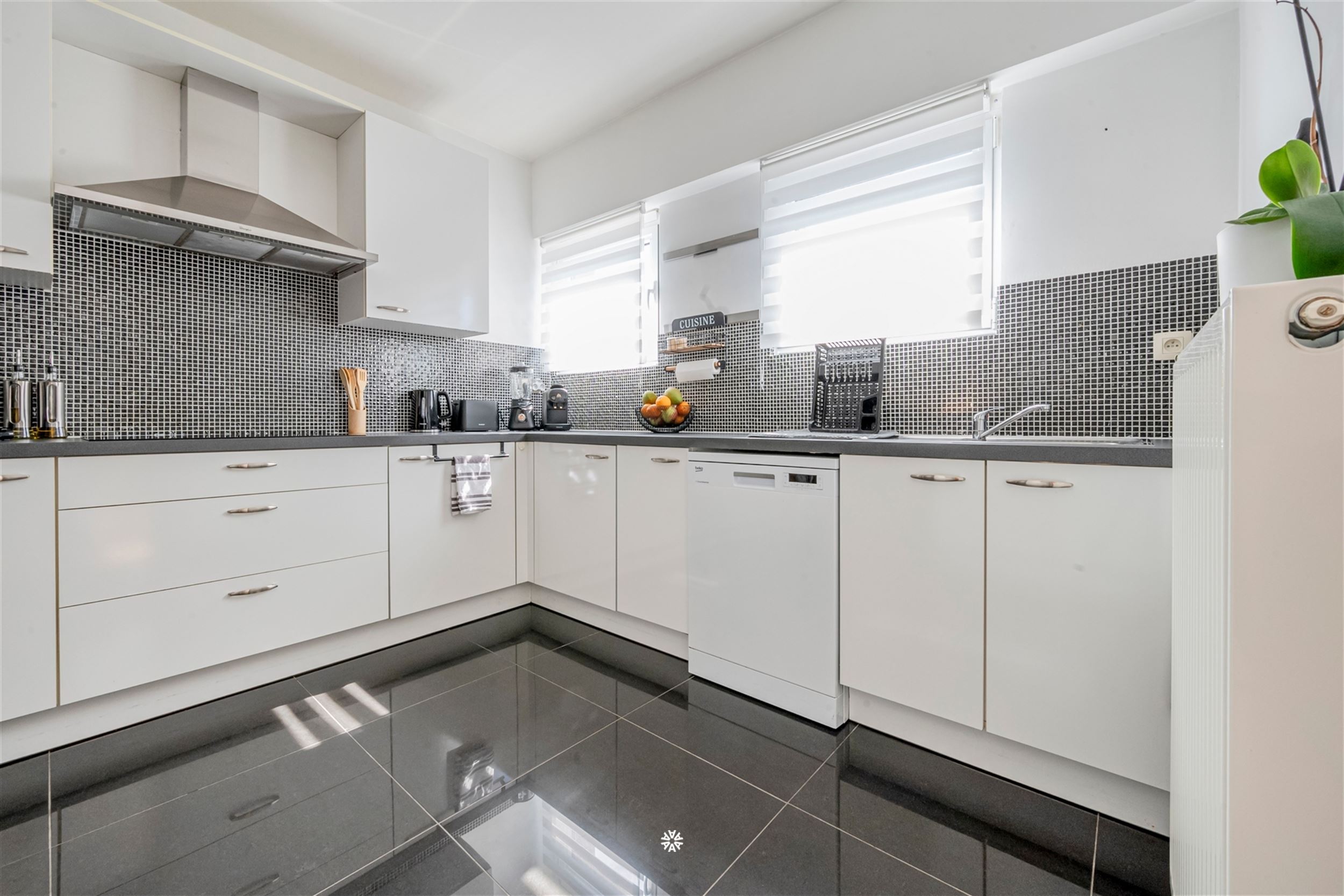 Charming 2-Bedroom Apartment in St. Niklaa - photo 5