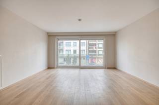 Residentie TER YDE is een recent appartementsgebouw gelegen op 75m van het strand en nabij alle winkels van Oostduinkerke-bad.<br /><br />Het appartement omvat een inkomhal, lichtrijke leefruimte met aanpalend terras, ingerichte open keuken, apart toilet, aparte berging met aansluiting wasmachine, badkamer voorzien van lavabomeubel en ligbad, 2 slaapkamers beide met toegang tot het terras. <br /><br /><strong>TROEVEN :</strong><br />- EPC label A<br />- Recent gebouw (2009)<br />- Gelegen op 75m van het strand<br />- Instapklaar<br />- Grote kelder inbegrepen (12m²)<br /><br />Mogelijkheid tot aankoop van een buitenparking achter de residentie.<br />