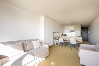 Res. Zonnewende<br />Zeer leuke studio gelegen in de Brusselstraat te Zeebrugge, met het strand en de zee om de hoek. Dankzij de zuidoriëntatie en het terras geniet je hier bijna de ganse dag van de zon. <br />Daarenboven is er is een mooi open zicht naar het hinterland.<br />Nieuwe badkamer met inloopdouche, leefruimte met ingerichte, open keuken, plaats voor zetelbed (meubilair kan eventueel overgenomen worden). Privatieve kelder en gemeenschappelijke fietsenberging. Ref.A539