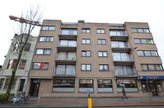 Appartement gelegen op de eerste verdiep met groot terras en garagebox. <br /><br />Indeling<br /><br />Inkomhall, afzonderlijk toilet, woonkamer, open keuken, berging met wasplaats, 2 slaapkamers, groot terras (42m²), badkamer met ligbad, garagebox (5,5m x 2,70m). Accumulatie<br /><br />Vrij: 01/04/2026<br />Huurprijs: 800 euro/maand<br />Charges: 50 euro/maand<br />3 maanden huurwaarborg.