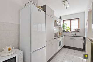 This well-kept 2 bedroom apartment (approx. 86 m²) with terrace is located within walking distance of the village of Aartselaar and has a very...