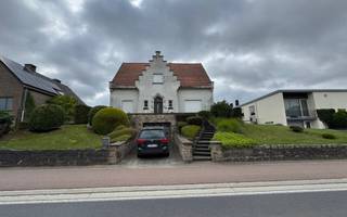 Immo Pické biedt U deze te renoveren villa aan met zeer mooie tuin gelegen in het centrum van Sint-Pieters-Leeuw en bijgevolg in de...