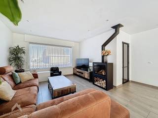Instapklare en verrassend ruime woning waar licht, comfort en gezelligheid perfect samenkomen. Via de inkomhal met gastentoilet komt u in de...