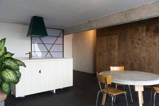 KIJKDAGEN op 18/20 juni <br /><br />20 juni VOLZET<br /><br />Open architectenwoning door JV op 22ste verdiep met fantastisch zicht nabij groenevalleipark en centrum Gent…<br /><br />Voor meer informatie, mail naar mathieu@kaaivastgoed.be of bel +32 478 40 44 60<br /><br />In 2019 werd dit ruimer één slaapkamerappartement hertekend naar een open vloerplan. Daarbij nam JV alle bestaande scheidingswanden weg en werd het appartement van A tot Z volledig gestript en structureel aangepakt. Het resultaat is een open plan met drie geometrische elementen op maat gemaakt door atelierdehaene; een kookeiland, een bedalkove en afgesloten badkamer. Hierbij werd de oorspronkelijke betonstructuur zichtbaar. Dankzij de openheid en de beglazing over de volledige lengte van het appartement geniet je als bewoner van een uitzonderlijk ruimtelijk gevoel. Het appartement beschikt tevens over een kelderberging.<br /><br />Gelegen aan het park, carrefour, lidl, op wandelafstand van Gent centrum en met een directe verbinding naar het station. <br /><br />De vermelde prijs is een vanafprijs. Elk bod wordt individueel beoordeeld door de verkoper.<br />
