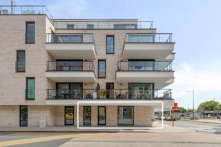 <span><span>In het centrum van <strong>Diksmuide </strong>bevindt zich dit <strong>instapklare, gelijkvloerse appartement</strong> met <strong>twee slaapkamers</strong>, gelegen in <strong>residentie 'Patersvat'</strong>. Dankzij de gunstige en centrale ligging bevinden winkels, supermarkten, horecazaken en het openbaar vervoer zich op wandelafstand. Bovendien zorgt de hoekligging voor een <strong>aangename lichtinval </strong>en extra wooncomfort. Dit energiezuinige appartement is ideaal als eigen woonst of als interessante vastgoedinvestering.<br /><br />Het appartement is <strong>volledig afgewerkt en geschilderd</strong>, waardoor u het onmiddellijk kunt betrekken. Via de inkomhal met aansluitende gang bereikt u het apart gastentoilet met handenwasser. De lichtrijke leefruimte omvat een gezellige zithoek, een eetplaats en een volledig ingerichte open keuken, voorzien van alle nodige toestellen. Vanuit de leefruimte heeft u rechtstreeks toegang tot het<strong> zonnige terras (10, 2 m²)</strong>, waar u optimaal kunt genieten van de zon en het buitenleven.<br />Verder beschikt het appartement over twee volwaardige slaapkamers, een badkamer uitgerust met een douche en een lavabomeubel, en een praktische berging met wasplaats waarin alle technieken netjes zijn ondergebracht. <br /><br />De residentie beschikt tevens over een gemeenschappelijke fietsenberging. <strong>Bijkomend bestaat de mogelijkheid om een autostaanplaats en een afzonderlijke berging aan te kopen, wat zorgt voor extra comfort en bergruimte (prijs op aanvraag).</strong><br /><br /><u>Troeven:</u></span></span>
<ul>
<li><span><span>Gunstige, <strong>gelijkvloerse hoekligging</strong> met veel natuurlijk lichtinval;</span></span></li>
<li><span><span>Volledig afgewerkt en geschilderd;</span></span></li>
<li><span><span>Instapklaar en in nieuwe staat;</span></span></li>
<li><span><span>Zuid-georiënteerd terras;</span></span></li>
<li><span><span>Twee volwaardige slaapkamers;</span></span></li>
<li><span><span>Praktische berging met wasplaats;</span></span></li>
<li><span><span>Centrale verwarming op aardgas met radiatoren;</span></span></li>
<li><span><span>Gemeenschappelijke fietsenberging;</span></span></li>
<li><span><span>Mogelijkheid tot aankoop van een autostaanplaats en afzonderlijke berging.</span></span></li>
</ul>
<span><span>Bent u op zoek naar een instapklaar appartement met twee slaapkamers op een centrale ligging in Diksmuide, of wenst u te investeren in kwalitatief nieuwbouwvastgoed? Dan biedt deze eigendom een unieke opportuniteit. Bel Diksimmo op het nummer <strong>051 50 11 51 </strong>of mail naar diksmuide@diksimmo.be.</span></span>