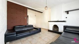 <p><span>Bij ImmoFusion 7/7 “open huis” : klik op onze 3D-TOUR.</span><br /><span>Ervaar vastgoed alsof je er zelf doorloopt!</span></p>
<p><span>Op zoek naar een ruime gezinswoning met veel lichtinval en tal van mogelijkheden? Dan is deze charmante woning zeker een bezoek waard. Met maar liefst vier volwaardige slaapkamers en een aangename leefruimte biedt deze woning alles wat een gezin nodig heeft om comfortabel te wonen. De goed onderhouden woning is rustig gelegen vlakbij winkels en openbaar vervoer. </span></p>
<p><span>Bij het betreden van de woning kom je terecht in de inkomhal die rechtstreeks toegang geeft tot de ruime leefruimte. Dankzij de grote raampartijen geniet de woonkamer van een aan natuurlijk licht. De aanwezige open haard vormt bovendien een gezellige meerwaarde.</span></p>
<p><span>Aansluitend bereik je de keuken, die geniet van een mooi zicht op de tuin. Naast de keuken is er voldoende ruimte voorzien voor een gezellige eetplaats.</span></p>
<p><span>Op de eerste verdieping bevinden zich drie ruime slaapkamers die stuk voor stuk genieten van veel natuurlijke lichtinval. Verder vind je hier de badkamer en een afzonderlijk toilet, wat het dagelijks comfort aanzienlijk verhoogt.</span></p>
<p><span>De tweede verdieping biedt plaats aan een vierde ruime slaapkamer. Deze extra kamer kan perfect dienst doen als master bedroom, hobbyruimte, bureau of speelkamer.</span></p>
<p><span>Buiten geniet je van een aangename tuin waar je in alle rust kan ontspannen. Waar je op het gezellig terras een leuke barbecue kan organiseren.</span></p>
<p><span>Dankzij de praktische indeling, de vier ruime slaapkamers en de lichtrijke leefruimtes vormt deze woning een uitstekende opportuniteit voor gezinnen die op zoek zijn naar ruimte, comfort en potentieel.</span></p>
<p><span>Pluspunten:<br /></span>- 4 volwaardige slaapkamers<br />- Ruime en lichtrijke leefruimte<br />- Gezellige open haard<br />- Keuken met zicht op de tuin<br />- Praktische gezinswoning<br />- Veel natuurlijk licht<br />- Ruime tweede verdieping<br />- Tal van mogelijkheden<br />- Ideaal voor gezinnen<br /><br /><span>Maatregelen opgenomen in het Maatregelenregister: nee</span></p>
<p><span>Voor een bezichtiging ter plaatse of meer info, bel ons op 078/78.78.70, of kom gewoon binnen op ons kantoor, steeds welkom!</span></p>
