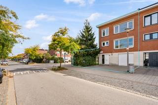 <p><strong>Aan de Verenigde Natieslaan 109 in Hoboken vindt u deze lichtrijke, halfopen bel-etage met drie slaapkamers, een inpandige garage en een L-vormige tuin. De woning werd op verschillende punten vernieuwd en biedt naast een praktische indeling ook zonnepanelen met thuisbatterij.</strong></p>
<p><strong>De ligging nabij de grens met Hemiksem combineert dagelijkse voorzieningen met groen en recreatie. Winkels, scholen en openbaar vervoer bevinden zich in de omgeving. Voor een wandeling kunt u terecht bij Fort 8, terwijl de sportvoorzieningen van Sorghvliedt verschillende mogelijkheden bieden om actief te ontspannen.</strong></p>
<p><span>Via de ruime inkomhal bereikt u op het gelijkvloers de garage en de afzonderlijke wasruimte. Achteraan bevindt zich de veranda met jacuzzi en stoomcabine. Van hieruit heeft u rechtstreeks toegang tot de L-vormige tuin, waar u buiten kunt eten of rustig genieten.</span></p>
<p><span>Op de eerste verdieping bevindt zich de leefruimte met een comfortabele zithoek en plaats voor een grote eettafel. De brede ramen vooraan en de grote glaspartijen achteraan zorgen voor veel natuurlijk licht. De vergunde achterbouw werd in 2017 gerealiseerd en geeft het woongedeelte extra ruimte.</span></p>
<p><span>De keuken werd eveneens in 2017 gerenoveerd en kreeg recent nieuwe fronten. Ze biedt zicht op de tuin en beschikt over airconditioning. Een brede hal en een apart toilet vervolledigen deze verdieping.</span></p>
<p><span>De tweede verdieping telt drie slaapkamers en de badkamer. De hoofdslaapkamer is voorzien van airconditioning. De kleinste slaapkamer is ook geschikt als bureau of dressing. De tegelvloeren op de onderste niveaus en het laminaat op de slaapverdieping zijn makkelijk te onderhouden.</span></p>
<p><span>Ook op technisch vlak werd in de woning geïnvesteerd. Er zijn 17 zonnepanelen en een thuisbatterij van 16 kWh. Daarnaast zijn de gevels voorzien van spouwisolatie en beschikt het dak over 16 cm isolatie. De verwarming werkt op gas. Achteraan zijn zonnescreens aanwezig; de ramen aan de voorzijde hebben handmatige rolluiken.</span></p>
<p><span>Naast de inpandige garage kunt u een bijkomende garagebox aankopen voor € 23.500. Op de oprit voor deze garagebox is eveneens plaats voor een wagen. Via de poort in de tuin heeft u rechtstreeks toegang tot de garagebox.</span></p>
<p><span>Bijzonderheden:</span></p>
<ul>
<li><span>Halfopen bel-etage nabij de grens met Hemiksem</span><span></span></li>
<li><span>Winkels, scholen, openbaar vervoer en recreatie in de omgeving</span></li>
<li><span>Vergunde achterbouw uit 2017</span></li>
<li><span>Keuken gerenoveerd in 2017, met recent vernieuwde fronten</span></li>
<li><span>Airconditioning in de keuken en hoofdslaapkamer</span></li>
<li><span>17 zonnepanelen en thuisbatterij van 16 kWh</span></li>
<li><span>Nieuwe deuren sinds 2020 op de eerste en tweede verdieping</span></li>
<li><span>Zonnescreens achteraan en handmatige rolluiken vooraan</span></li>
<li><span>Optionele garagebox met ruimte om ervoor te parkeren: € 23.500<br /></span></li>
<li><span>Uitstekend EPC: EPC B, 125 kWh/(m² jaar)</span></li>
</ul>