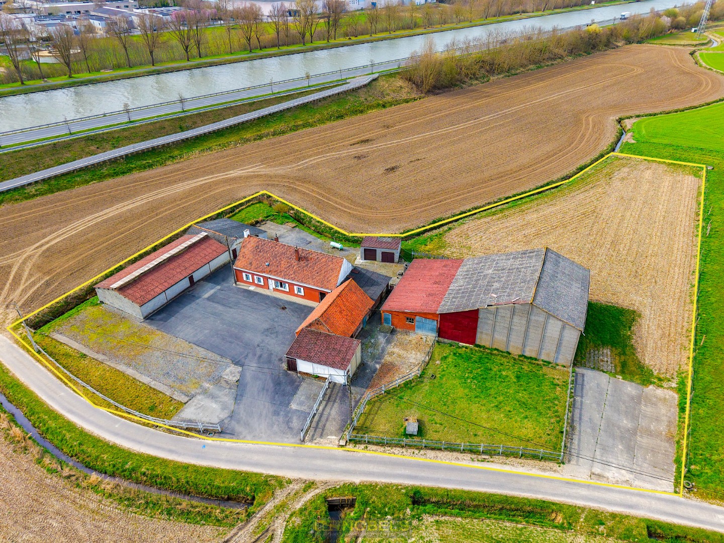 Te koop, boerderij met aanhorigheden en weides op rustige ligging te Zwevegem - photo 1