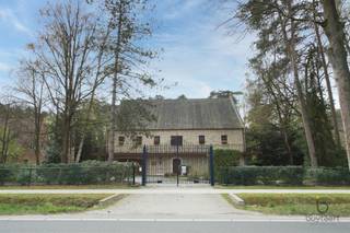 Energiezuinige en verzorgde bel-étage VILLA op een mooi perceel van 2.046m² centraal gelegen tussen Schilde en 's Gravenwezel.De villa heeft een...