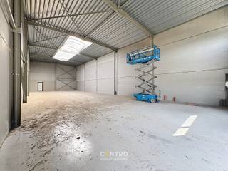 Nieuwbouw KMO-unit met een oppervlakte van 336m². Perfect gelegen op slechts 500m van de N9 en een vlotte verbinding naar de expressweg!<br /><br /><u><strong>Bijzonderheden:</strong></u><br />- Onmiddellijk beschikbaar bij akte!<br />- 6m VRIJE hoogte.<br />- Automatische sectionaalpoort + afzonderlijke toegangsdeur.<br />- Lichtstraat met rookluiken.<br />- Regenwaterpomp aanwezig.<br />- Zekeringkast aanwezig.<br />- Voldoende manoevreerruimte.<br />- Opslagruimte geschikt voor verschillende doeleinden.<br />- Polybetonvloer.<br />- Casco.<br />- Kleinere en grotere oppervlaktes beschikbaar.<br />- Inrichten van kantoorruimte is mogelijk dankzij de ramen.<br />- Tevens INTERESSANT als belegging!<br />- Mogelijkheid tot aankoop van parking.<br /><br />De loods maakt deel uit van het gloednieuwe project 'ZONE CENTRUM'. Zeer geschikt voor eigen gebruik en INTERESSANT als belegging! Aarzel niet ons te contacteren voor verdere info en/of een bezoek ter plaatse: 050/70 01 02 - nicolas@centro.be.