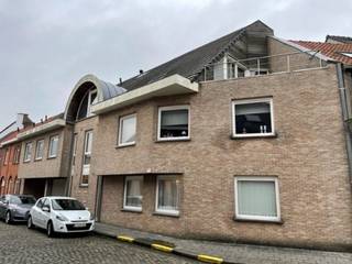 GELIJKVLOERSAPPARTEMENT MET TERRAS EN GARAGE IN HET CENTRUM VAN TIELT. <br /><br />INDELING:<br />Inkomhal, open vestiaire, toilet, living, ingerichte keuken ( kasten, dampkap, koelkast, oven, vitro keramische kookplaat), ingerichte badkamer (ligbad, lavabomeubel) , 1 slaapkamer, terras, rechtstreekse toegang tot garage, gelijkvloerse berging.<br /><br />Provisie 15€/maand