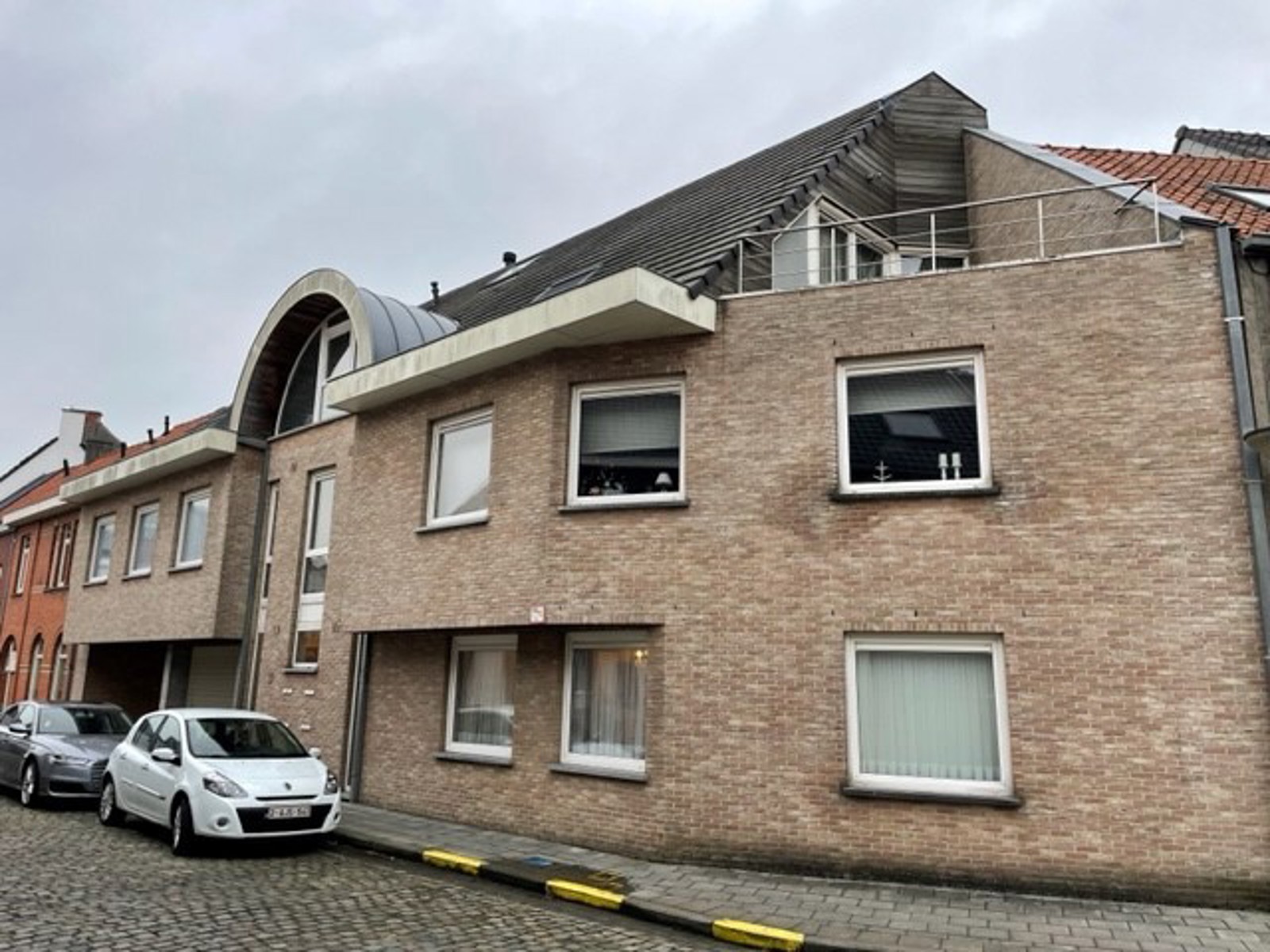 GELIJKVLOERSAPPARTEMENT MET TERRAS EN GARAGE IN HET CENTRUM VAN TIELT.  - foto 1