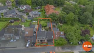<p><strong>EERSTE BEZOEKDAG: ZONDAG 28/06 VAN 10U TOT 13U (ENKEL OP AFSPRAAK).</strong></p>
<p><strong> </strong><br /><strong>BOTTELARE – Ruime en degelijke woning met zonnige tuin in een landelijke, doch centrale omgeving. </strong><br /><br />Deze eigendom bevindt zich in een rustige doodlopende straat, omgeven door groen en vlak bij het Gentbos. Tegelijk geniet u van een vlotte bereikbaarheid dankzij de nabijheid van openbaar vervoer, winkels, scholen en de E40.<br /><br />Op het gelijkvloers beschikt de woning over een ruime woonkamer met speksteenkachel, een open keuken, badkamer, apart toilet, wasplaats/berging en een veranda. Op de verdieping bevinden zich vijf slaapkamers en een afzonderlijk toilet. Deze verdieping vraagt enige modernisering, maar dankzij de niet dragende tussenmuren kunnen de ruimtes eenvoudig heringericht worden. Met beperkte ingrepen is het bovendien mogelijk om een tweede badkamer te creëren.<br /><br />Verder beschikt de woning over een dubbele garage met doorrijpoort naar de achterliggende tuin. De zonnig georiënteerde tuin biedt een aangenaam terras, een ruime graszone met tuinborders en een afzonderlijk atelier van ca. 40 m², dat rechtstreeks toegankelijk is vanaf de straat. Deze polyvalente ruimte leent zich perfect als hobbyruimte, opslagplaats of praktijk-/bureauruimte voor een zelfstandige activiteit.<br /><br />Hoewel de woning renovatie vraagt, vormt ze een uitstekende basis om verder af te werken volgens uw eigen smaak en behoeften. Het pand beschikt over een degelijke structuur, is volledig voorzien van dubbele beglazing en beschikt over zonnepanelen die bovendien nog groene stroomcertificaten opleveren.<br /><br />Info en bezoeken: 053/60.65.60<br />De vermelde prijs is een richtprijs. Na ontvangst van de biedingen zal de verkoper beslissen of hij/zij de eigendom verkoopt aan het beste bod. De richtprijs is aldus niet bindend voor de verkoper. Voor meer info kunt u ons contacteren of het reglement raadplegen op onze website.</p>