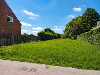 <p><span>Bouwgrond van 613 m² met gunstige ligging en ontwikkelingspotentieel<br /></span><span><br />Bent u op zoek naar een bouwperceel? Dan is deze bouwgrond van 613 m² zeker het ontdekken waard.<br /><br />Er zijn geen verkavelingsvoorschriften en het perceel valt niet binnen een Ruimtelijk Uitvoeringsplan (RUP).<br /><br />De grond is gedeeltelijk gelegen in woongebied en gedeeltelijk in agrarisch gebied. Bebouwing is mogelijk mits het verkrijgen van een omgevingsvergunning.<br /><br />Volgens de beschikbare stedenbouwkundige informatie lijkt zowel een eengezinswoning als een meergezinsontwikkeling tot de mogelijkheden te behoren. Kandidaten die een project wensen te ontwikkelen, wordt aangeraden om hun plannen vooraf af te stemmen met de bevoegde overheidsdiensten en de haalbaarheid te laten bevestigen via een omgevingsvergunning aanvraag.<br /><br />Een interessante opportuniteit voor zowel particuliere bouwers als investeerders die op zoek zijn naar een perceel met potentieel op een aantrekkelijke locatie.</span></p>