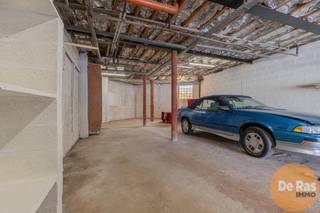 <strong>EREMBODEGEM – Woning met magazijn op centrale ligging met 3 slaapkamers.</strong><br /><br />Deze eigendom bevindt zich aan het station van Haaltert, op wandel- en fietsafstand van winkels, scholen en openbaar vervoer. Dankzij de nabijheid van invalswegen – met de E40 op slechts 5 minuten – geniet u van een vlotte bereikbaarheid.<br /><br />Het pand is bijzonder geschikt voor wie op zoek is naar een ruime opslagruimte, atelier, garage of een interessante opbrengsteigendom. Deze bel-étage biedt op het volledige gelijkvloers een magazijn van circa 110 m², met tal van mogelijkheden. Ideaal voor zelfstandigen met nood aan extra opslag. <br /><br />De woonruimte is via een afzonderlijke inkomhal toegankelijk en omvat een inkom met gastentoilet, een lichtrijke leefruimte, een ruime keuken, een badkamer en twee slaapkamers, waarvan één toegang biedt tot een terras. Via een vaste trap bereikt u de zolderverdieping, ingericht als derde slaapkamer of polyvalente ruimte. Dankzij de gescheiden toegang tot de woning is het ook perfect mogelijk om enkel het magazijn zelf te benutten en de woonentiteit te verhuren. <br /><br />De woning vergt renovatie, maar dankzij haar multifunctionele indeling en gunstige ligging is dit een bijzonder interessante opportuniteit. <br /><br />Info en bezoek via kantoor: 053/60.65.60.<br />EPC: 628 kWh/m².<br />De vermelde prijs is een richtprijs. Na ontvangst van de biedingen zal de verkoper beslissen of hij/zij de eigendom verkoopt aan het beste bod. De richtprijs is aldus niet bindend voor de verkoper. Voor meer info kunt u ons contacteren of het reglement raadplegen op onze website.