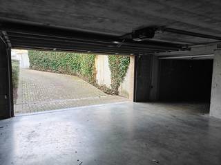 Gesloten garagebox te koop in de residentie Brem II. De garage is gelegen op het gelijkvloers en is vlot toegankelijk. Afmetingen:  * Diepte: 5m71 *...
