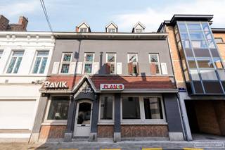 In het centrum van Izegem treffen we dit voormalige café.<br />Voor het gebouw zijn openbare parkeerplaatsen, de kerk en verschillende handelszaken.<br />Ideaal voor wie op zoek is naar een zeer grote te renoveren woning/handelspand.<br />Ook perfect mogelijk voor afbraak en wederopbouw voor een project<br />Straatbreedte is 9m<br /><br />Voor meer info of een bezoek, contacteer Martijn via martijn@maesconceptimmo.be of via 0470/62.95.68