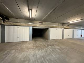 Garagebox op verdieping -3 vlakbij uitgang zeedijk.<br />Diepte :  5,88 m<br />Breedte 2,80 m<br />Hoogte: 2,29 m<br />Hoogte onder hendel poort: 1,91 m<br /><br /> 