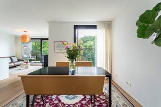 Riant en luxueus afgewerkt appartement op de vierde verdieping van de kleinschalige residentie "Hof van Leysen" in de gegeerde Markgravelei...