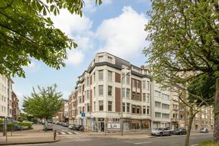 <p><span>ANTWERP - Jan Van Rijswijcklaan: Fully renovated, move-in ready and furnished 2-bedroom flat</span></p><p><span> </span></p><p><span>DESCRIPTION:</span></p><p><span> </span></p><p><span>This beautifully renovated and fully furnished flat is situated on the first floor of a well-kept and well-maintained building, located in a sought-after area on Jan Van Rijswijcklaan.</span></p><p><span> </span></p><p><span>You reach the flat via the authentic and stylish lift. </span></p><p><span>The entrance hall, featuring a guest toilet, leads into the spacious living area with open-plan kitchen. Thanks to the large windows, this space enjoys plenty of natural light and an open feel.</span></p><p><span>The modern kitchen is fully equipped with high-quality appliances and offers ample storage space, ensuring optimal convenience.</span></p><p><span>The flat has two bedrooms: </span></p><p><span>The master bedroom has an en-suite bathroom, which is fitted with a washbasin unit, a practical medicine cabinet, a spacious walk-in shower and a toilet. </span></p><p><span>The second bedroom offers ample space for comfortable furnishings. </span></p><p><span>As an added bonus, residents can make use of the communal roof terrace, which is a pleasant place to relax and enjoy beautiful views over the city of Antwerp.</span></p><p><span>A move-in ready flat that effortlessly combines comfort, quality, style and an excellent location.</span></p><p><span> </span></p><p><span>Private cellar storage included.</span></p><p><span> </span></p><p><span>Furniture available for €25,000.</span></p><p><span> </span></p><p><span>SPECIAL FEATURES:</span></p><p><span> </span></p><p><span>* Stunning views</span></p><p><span>* Move-in ready</span></p><p><span>* Electricity compliant</span></p><p><span> </span></p>