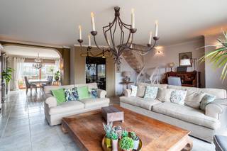 Ruim en lichtrijk duplex appartement gelegen op de 4de verdieping van Residentie Country Gardens! <br /><br />Rustig gelegen in dichte nabijheid van Sint-Annabos en Sint-Annastrand! Winkels, openbaar vervoer en velostation bevinden zich op wandelafstand. <br /><br />Het appartement is gelegen op de 4de verdieping en omvat:<br />Inkomhal met apart gastentoilet en ingemaakte kasten. Ruime woonkamer met tegelvloer, bestaande uit een gezellige leefruimte met toegang tot het terras met uitzicht op het Sint-Annabos. Op het terras bevindt zich tevens een extra ruime berging. De eetkamer sluit naadloos aan op de leefruimte en geeft toegang tot een tweede terras met uitzicht op de binnentuin van de residentie. De open, volledig ingerichte keuken is voorzien van kasten en toestellen, waaronder een koelkast, combi-oven, inductiekookplaat en dampkap.<br /><br />Bovenverdieping op de vijfde verdieping:<br />Hier bevinden zich twee zeer ruime slaapkamers met tegelvloer. De eerste slaapkamer beschikt over ingemaakte kasten.<br />De badkamer is uitgerust met een douchecabine, een zeer ruim ligbad, een lavabomeubel en een toilet.<br /><br />Ondergrondse autostaanplaats bij aan te kopen € 20.000!<br /><br />EPC: 285 kWh/m²<br />P-score: A G-score: A <br />Wg-Gvv-Gmo-Vg-Gvkr