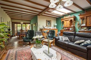 AlgemeenIn het hart van Edegem vindt u deze karaktervolle woning waar geschiedenis en hedendaags comfort elkaar ontmoeten. Met een royale...