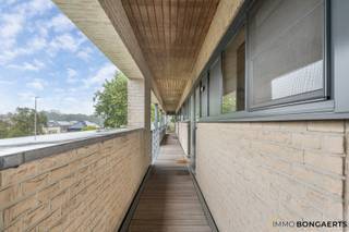 Duplex appartement van 127 m² langs de Dorpsstraat in As. Door zijn centrale ligging zijn alle basisvoorzieningen en de autostrade vlot bereikbaar. <br /><br />Het appartement is als volgt ingedeeld: <br />- Inkomhal, apart toilet, berging/wasplaats, woonkamer met open keuken en groot terras op de eerste verdieping. <br />- Nachthal, twee slaapkamers en badkamer op de tweede verdieping. <br /><br />Gunstig EPC (label A) en onmiddellijk beschikbaar!