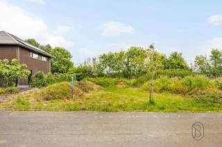 <p>Droomt u ervan een woning te bouwen die volledig aan uw wensen voldoet in een rustige en residentiële omgeving?</p>
<p>Ontdek deze prachtige bouwgrond van 609 m², ideaal gelegen in Dottenijs.</p>
<p>Dankzij de mooie oppervlakte en de uitstekende oriëntatie biedt dit perceel de mogelijkheid om uw bouwproject in open bebouwing te realiseren en te genieten van een aangename woonomgeving.</p>
<p><b>Troeven:</b></p>
<ul>
<li>Oppervlakte van 609 m²</li>
<li>Vrije bouw van het type open bebouwing</li>
<li>Gelegen in een rustige en gegeerde woonwijk</li>
<li>Gezinsvriendelijke en aangename omgeving</li>
<li>Dicht bij voorzieningen, scholen, winkels en belangrijke invalswegen</li>
</ul>
<p>De ideale bouwgrond om uw woonproject werkelijkheid te maken.</p>
