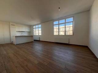 Gezellig appartement op centrale ligging nabij winkels, openbaar vervoer, verschillende scholen, invalswegen, ... .Gelegen op de tweede verdieping rechts. Lift aanwezig. Indeling; inkomhal met aparte gastentoilet, ruime woon- en eetkamer met volledig geïnstalleerde keuken, twee slaapkamers waarvan 1 toegang geeft tot terras en badkamer met douche en lavabomeubel. Centrale verwarming d.m.v. individuele hoogrendementsketel op gas. Afzonderlijke meters voor gas, water en elektriciteit. Mogelijkheid om gebruik te maken van gemeenschappelijke tuin achter het gebouw, gedeelde fietsenberging. Het gebouw is gelegen naast een prachtige Squarepark met een oud bomenbestand waar eveneens een Velostation (stadsfietsen) aanwezig is. Voor meer informatie of een plaatsbezoek kan u ons contacteren via info@batimmo-vastgoed.be