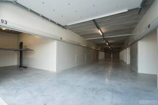 Deze ruimtes zijn ideaal om huisraad, kunstwerken, tuinmeubilair, auto's, boten, campers... tijdelijk of permanent onderdak te geven. Enkele boxen zijn uitgerust met een parkeerbrug.<br />Verschillende groottes tussen 18 en 25 m² en verschillende hoogtes.<br />Vestigingen in Waregem en Vichte, vlakbij E17.<br />De vestigingen zijn uitgerust met een automatisch alarm en via de persoonlijke code van de centrale poort heeft u als klant 24 op 7 toegang tot uw persoonlijke stockage box.<br />Huurprijzen volgens oppervlakte: ca € 9/m² + BTW<br />Minimum huurperiode: 3 maanden