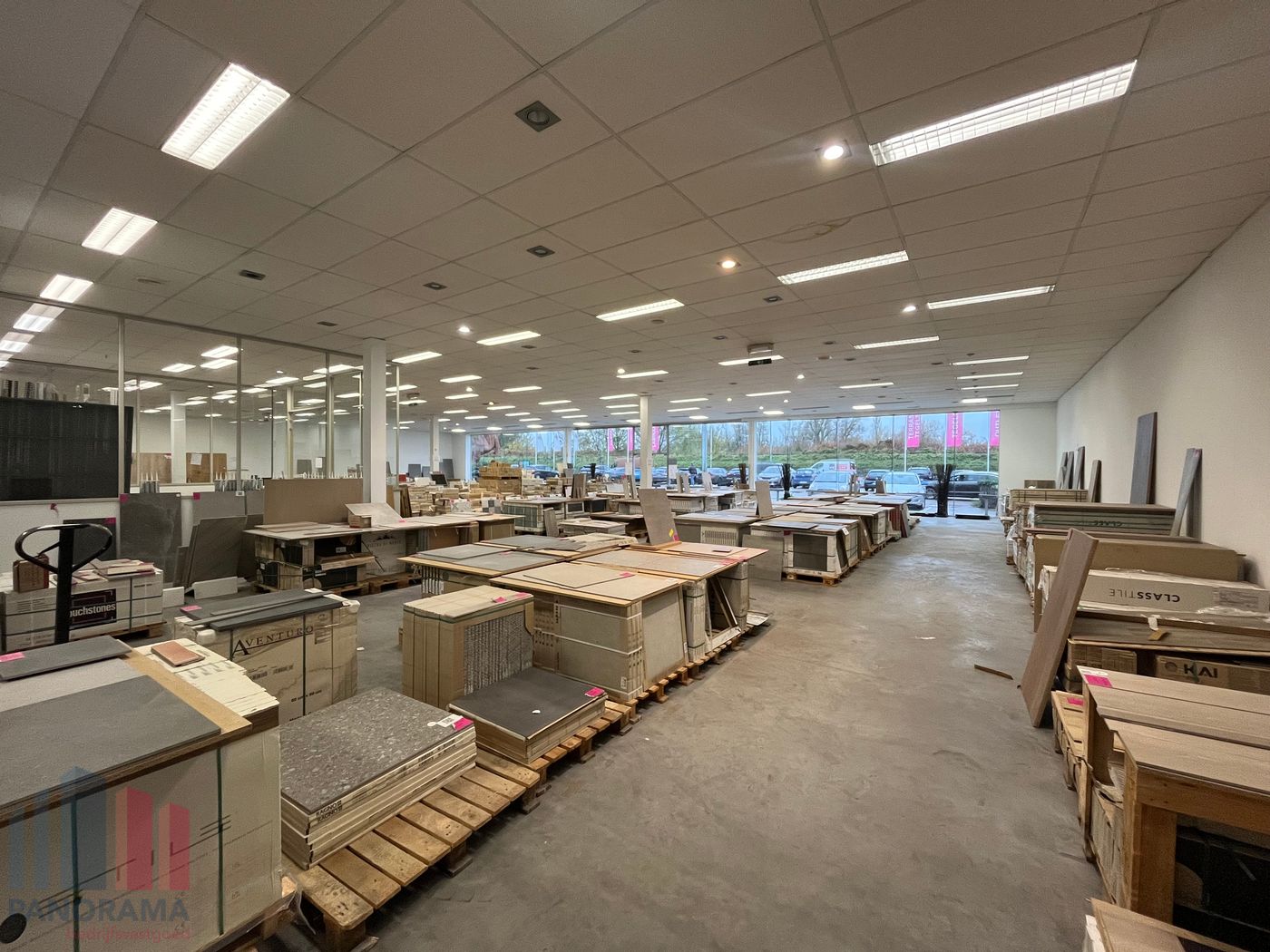Uitstekend gelegen showroom van 726 m² nabij de E17 - foto 4