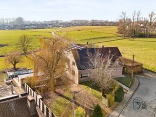 Deze ZEER RUSTIG gelegen woning H.O.B .bevindt zich in een DOODLOPENDE STRAAT en geniet van een prachtig open zicht op de achterliggende...