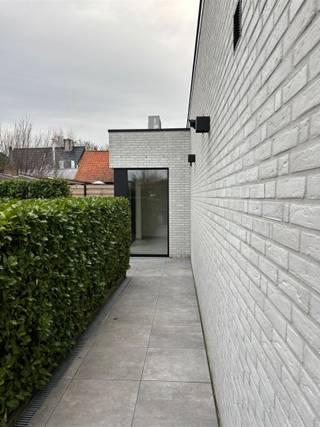 In het centrum van Poperinge treffen we deze prachtige nieuwbouw aan. De eigendom werd afgewerkt met oog voor detail. We betreden de parel via...