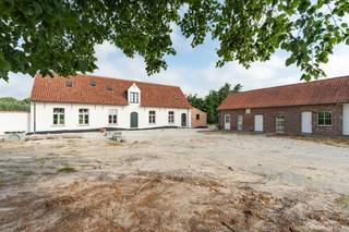 Op een idyllische locatie, op de grens tussen Moorslede en de Zilverberg, vind je deze nieuw opgetrokken, volledig onderkelderde casco hoeve.<br />De woning is gebouwd met kwalitatieve materialen en biedt alle mogelijkheden om verder afgewerkt te worden naar eigen smaak en stijl.<br /><br />De eigendom omvat een grondoppervlakte van 9.962 m², volledig omheind en voorzien van een prachtige waterpartij. Bovendien bestaat de mogelijkheid om extra omliggende landbouwgrond (8.561m²) bij aan te kopen.<br /><br />Naast de woning bevindt zich een volledig afgewerkt, kwalitatief bijgebouw dat geschikt is voor diverse doeleinden — ideaal als gastenverblijf, kantoorruimte, of hobbyruimte.<br />Volledig vergund als zonevreemde woning.<br /><br />Benieuwd naar meer informatie of een bezoek ter plaatse? Geef ons een seintje!