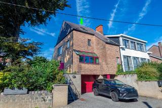 Bijzonder aangename half open bebouwing in landelijke omgeving. Uiterst rustig gelegen en zeer goed bereikbaar. Tussen Vaart en Zenne, nabij E19, fietsroutes en prachtige natuur. Jong, modern en zeer lichtrijk. Op te frissen en in goede staat. Gelijkvloers/kelderverdieping met inkom, ruime garage, wasplaats en berging. Eerste verdieping (tuinniveau) met toilet, ingerichte keuken, uitnodigende leefruimte met vide, openhaard, veranda, terras en gezellige tuin met berging. Tweede verdieping met grote slaapkamer en badkamer met ligbad en douche. Derde verdieping met twee slaapkamers en zolderberging. Een niet alledaagse woning!