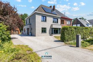 Nabij het centrum van Sint-Denijs-Westrem, treffen we deze zeer ruime en lichtrijke volledig gerenoveerde halfopen bebouwing aan. De woning heeft...