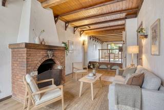 Achter de authentieke gevel van deze charmante gezinswoning schuilt een verrassend ruime en super gezellige thuis die meteen warm aanvoelt...